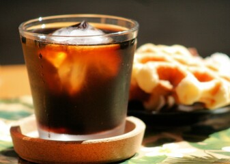 冷えたアイスコーヒーとワッフル