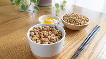 納豆と生大豆と生卵。日本の納豆。