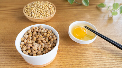 納豆と生大豆と生卵。日本の納豆。