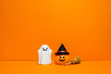 Orange Halloween background with ghosts and pumpkins - obrazy, fototapety, plakaty