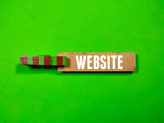 Obraz premium Wooden clip with the word WEBSITE on a green background.