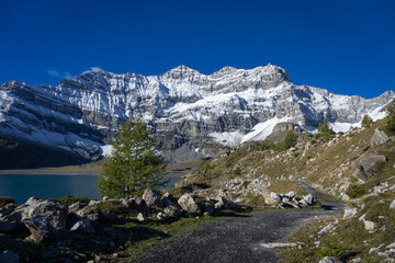 Chemin en direction d'une montagne enneigée en automne dans les alpes Suisse.