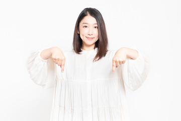 ポイントを示す女性