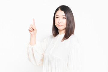 ポイントを示す女性