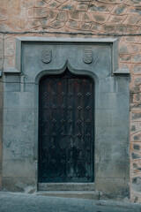 Fototapeta na wymiar medieval door of historic building, spain