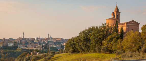 Siena. La basilica di San Bernardino, sul colle della Capriola, più conosciuta come basilica dell'Osservanza  verso la città