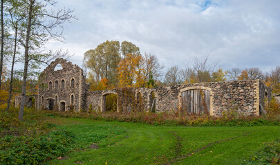Fototapeta na wymiar stone ruins of maison