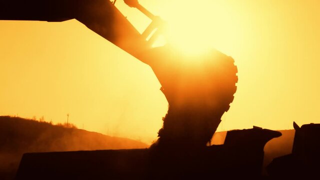  Excavator loads coal at sunset Экскаватор грузит уголь на закате