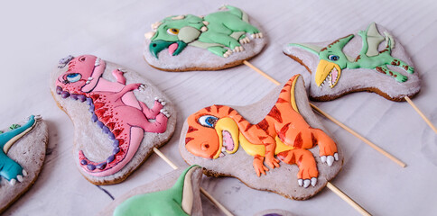 Number of gingerbreads in shape of dinosaurs colored with different glaze