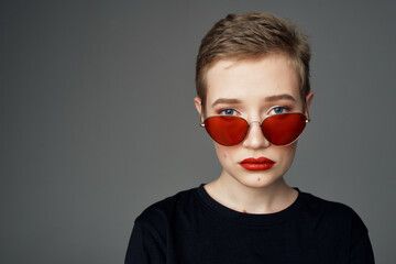 pretty woman black T-shirt modern style dark background