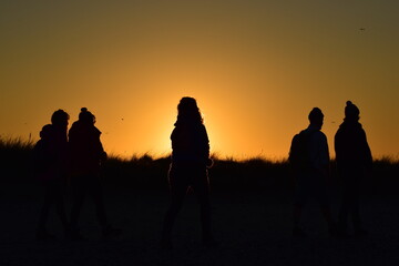 Fototapeta na wymiar silhouettes of people at sunset