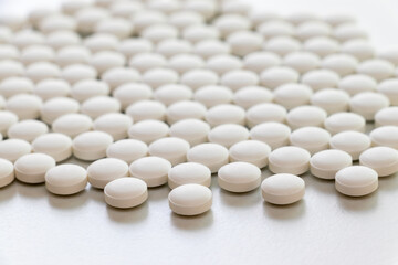 テーブルの上のたくさんの白い錠剤
