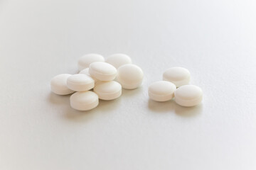 白いテーブルの上の白い錠剤