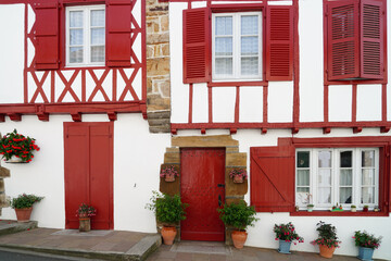Fototapeta na wymiar Maison basque rouge à colombages à La Bastide Clairence