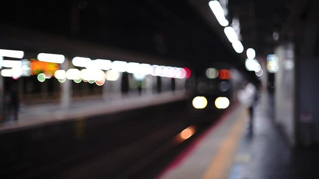 ホームに入ってくる電車風景 スローモーション