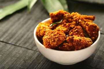 Bowl of spicy crispy fried broasted chicken,