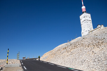 station météo au sommet du Mont-Ventoux - obrazy, fototapety, plakaty
