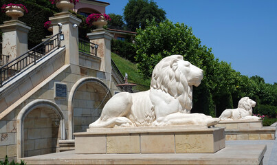 Sculpture Lions embankment 