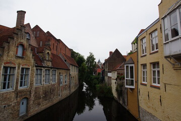 Fototapeta na wymiar ベルギー・ブルージュの運河と街並み