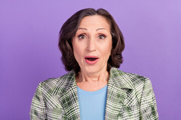 Photo amazed shocked happy old happy woman reaction face garage sale isolated on purple color background