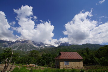 Fototapeta na wymiar キルギス・アスランバブ村の風景