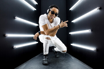 Fototapeta premium black man dancing in neon lights