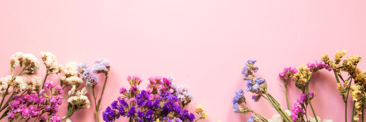 Obraz premium Flower composition. Frame made of dried flowers. Flat lay, top view with place for text. Banner.