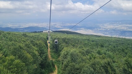 Fototapeta na wymiar cable car in the green mountains