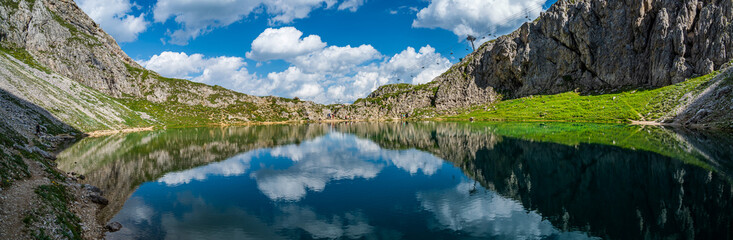 Fototapeta na wymiar Reflection in alpine lake
