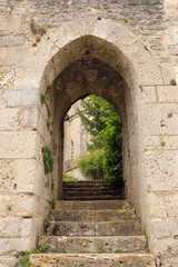 Fototapeta na wymiar Centre- Loiret - Yèvre-le-Chatel - Poterne sous la muraille entourant la ville