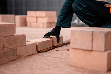 Bricklaying on mortar