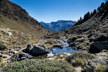 Ordino, Reserva de la Biosfera: Los  lagos de Tristaina  , un grupo de 3 lagos en el Norte de Andorra ,en el Circo de  Tristaina , provincia de Ordino , 2306 m altitud,  Andorra.
Paisaje de alta mo
