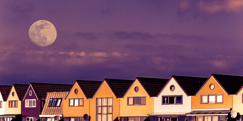 Häuserreihe in Holland am Abend mit Vollmond