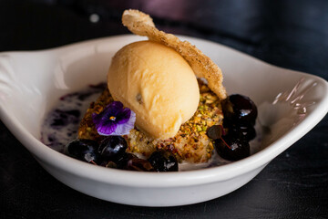 Postre gourmet de helado