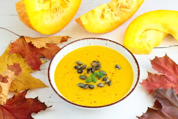 Domowa zupa z dyni posypana pestkami dyni
