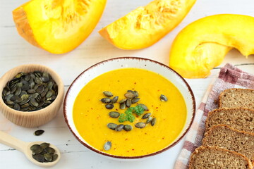 Domowa zupa z dyni posypana pestkami dyni