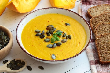 Domowa zupa z dyni posypana pestkami dyni