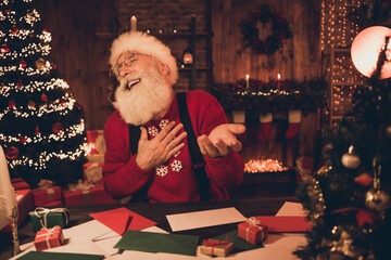 Obraz premium Photo of aged excited santa claus happy positive smile laugh humor joke decoration noel atmosphere indoors
