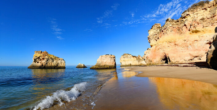 Postkarten Landschaft    ponta da piedade in Lagos  portugiesische goldene Küstenklippen im Süden  Portugal steile Küsten Landschaft Algarve  Felsen