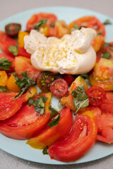 Ensalada burata con diferentes tomates