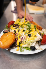 Ensalada de rulo de queso de cabra frito