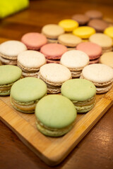 bandeja de macaron caseros de colores