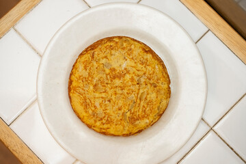 Tortilla de patatas natural acabada de hacer