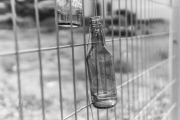 펜스에 달려 있는 빈 술병