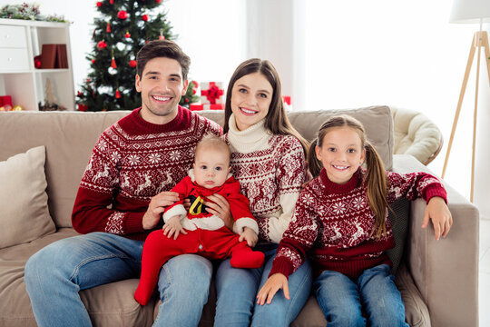 Photo of happy wife husband children sit couch family picture xmas smile indoors inside apartment house living room