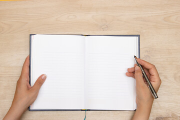 Obraz premium businesswoman holding a pen and an open book