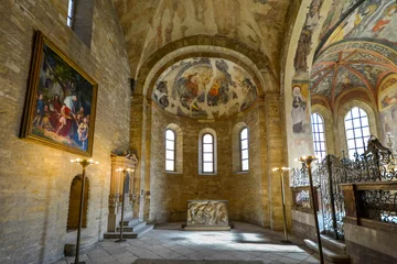Fotobehang Het interieur en de apsis van de Sint-Jorisbasiliek, de Romaanse kerk gesticht in 920 na Christus in het kasteelcomplex in Praag, Tsjechië. © Kirk Fisher