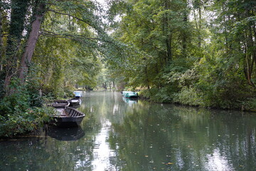 Wasserlandschaft mit Kähnen bei Lübbenau im Spreewald