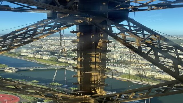 Fahrt im Aufzug im Eiffelturm hoch nach oben mit Blick auf Paris. Video im Hochformat f&uuml;r social media