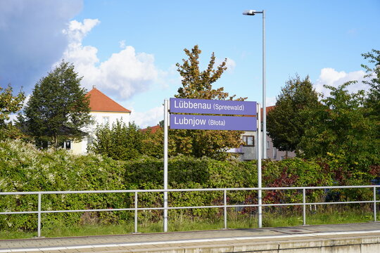 Bahnhof L&uuml;bbenau (Spreewald), zweisprachige Bahnhofsschilder in der Lausitz
